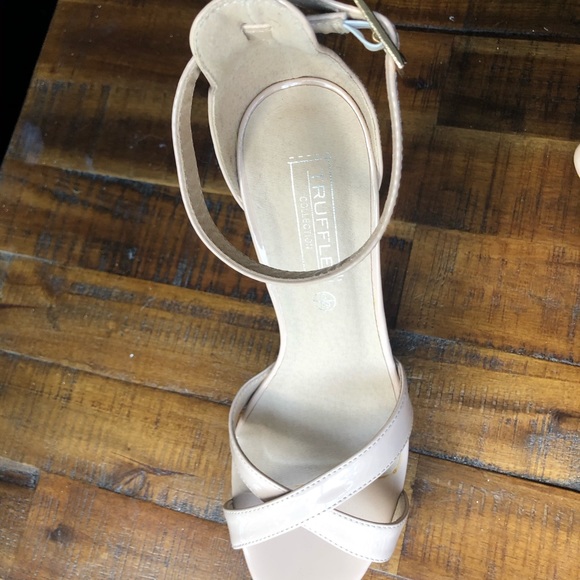 Cream colored heels. Never worn size 9 - Picture 2 of 3